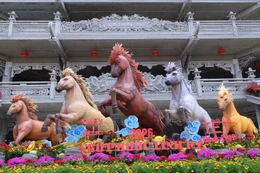 Điểm nhấn nổi bật trong tổng thể cảnh quang Tết Bính Ngọ tại chùa Vạn Phước là cụm linh vật mang tên “Ngũ phúc linh mã” do chư Tăng và Phật tử chế tác