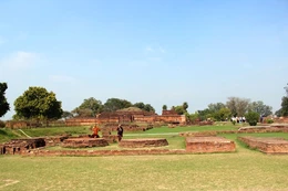 Thủy hữu nhị bình cho thấy Tăng đoàn ở Nalanda, vào thế kỷ VII, sử dụng hai loại bình đựng nước: để uống (nước sạch) và để rửa (nước không sạch). Đây là một tập tục rất khoa học/tích cực cho vệ sinh cá nhân nói riêng và cho cả môi trường chung quanh, hay sức khỏe cộng đồng - Ảnh: Như Danh/BGN