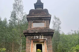 Tháp gạch Linh Nghiêm (靈嚴), thờ Thiền sư Tính Chúc tại chùa Kem