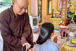 Đoàn sinh Gia đình Phật tử chùa Phổ Thiện hiến tóc tặng bệnh nhân ung thư