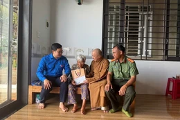 Đại đức Thích Minh Đăng, trụ trì chùa Hoa Nghiêm cùng đại diện chính quyền xã thăm hỏi tặng quà tri ân đến các gia đình người có công, thân nhân liệt sĩ tiêu biểu trên địa bàn xã