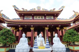 Chánh điện chùa Linh Quang