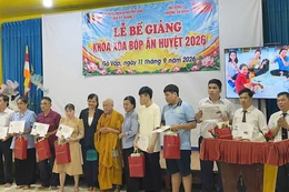 Trao chứng nhận đến các học viên Lớp xoa bóp, ấn huyệt miễn phí tại chùa Kỳ Quang II