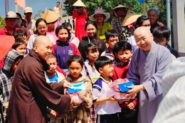 Các em học sinh nhận quà hỗ trợ trong khuôn khổ dự án “Nối nhịp bờ vui”