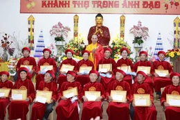 Chùa Phúc Diên trao Giấy chứng nhận mừng thọ đến các Phật tử cao niên