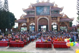 Chư tôn đức, quan khách tham dự Lễ giỗ Quốc Tổ Hùng Vương tại chùa Tháp Kỳ Quang (xã Đăk Mar, tỉnh Quảng Ngãi)