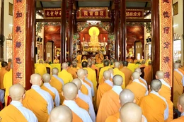 Thăm, sách tấn chư hành giả an cư tại tổ đình Tịnh Độ (phường Hương Trà, Đà Nẵng)