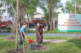 Ông Nguyễn Đình Phát, Phó Bí thư Thường trực Đảng ủy P.Xuân Hòa và Đại đức Thích Quảng Hậu, Phó Trị sự Báo Giác Ngộ trồng cây xanh tại Công viên Phan Đình Phùng - Ảnh: Nguyên Tài/BGN