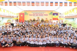 Chư tôn đức, đại biểu lưu niệm cùng các đoàn sinh tại buổi họp bạn ngành Thiếu Gia đình Phật tử tỉnh Hưng Yên năm 2026