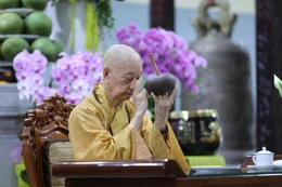 Đại lão Hòa thượng Viện trưởng thọ trai cùng đại chúng trong khóa tu Ngày an lạc kỳ 3 ở Học viện Phật giáo VN tại TP.HCM - Ảnh: Nhân Hòa