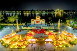 Cặp linh vật rồng trước Bia Quốc học Huế được sắp đặt theo tư thế "lưỡng long chầu nguyệt" - Ảnh: Công Lý