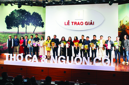 Ban Tổ chức trao giải đến các tác giả