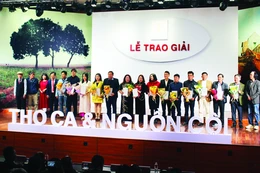 Ban Tổ chức trao giải đến các tác giả