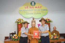 Hòa thượng Thích Từ Nghiêm trao quyết định đến Ban Huynh trưởng Gia đình Phật tử Cát Tường