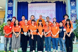 Đại đức Thích Minh Mẫn cùng các thành viên trong Câu lạc bộ Tình nguyện Sen Hồng