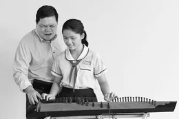Thầy giáo Nguyễn Văn Thanh dạy đàn tranh - Ảnh: Trần Thế Phong/BGN