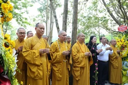 Chư tôn đức, đại biểu dâng hương tưởng niệm tại Di tích lịch sử quốc gia hang Hỏa Tiễn (P.Hoàng Mai, Nghệ An)