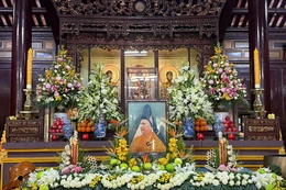 Di ảnh Đại lão Hòa thượng Thích Đôn Hậu được tôn trí tại chánh điện Quốc tự Thiên Mụ