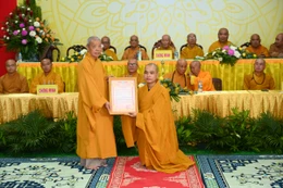 Hòa thượng Thích Trí Minh trao uyết định bổ nhiệm trụ trì chùa Phước Hòa đến Đại đức Thích Bảo Luân