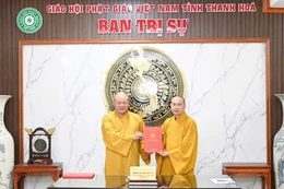 Thượng tọa Thích Tâm Định trao quyết định thành lập Ban Quản trị tự viện