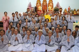 Phật tử về chùa Pháp Quang tham dự khóa tu Một ngày an lạc