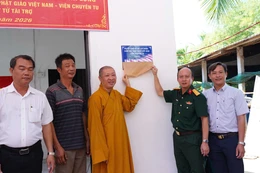 Ban Trị sự GHPGVN TP.HCM, Bộ Tư lệnh TP.HCM và Viện Chuyên Tu trao tặng nhà tình thương tại Vĩnh Long - Ảnh: Minh Tùng