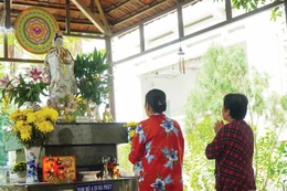 Tận cùng của nỗi lo lắng trong tình thương, có những người mẹ tìm đến trước Thánh tượng Đức Bồ-tát Quán Thế Âm để cầu nguyện cho con mình tai qua nạn khỏi - Ảnh: Như Danh (ảnh chụp ở Bệnh viện Tim TP.HCM)