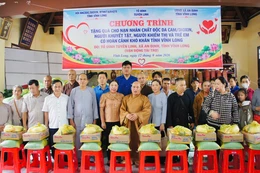 Đại đức Thích Trí Thuận, Trưởng ban Quản trị chùa Tuyên Linh trao quà đến các hộ có hoàn cảnh khó khăn tại xã An Định