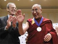 Hoa Kỳ tặng huân chương dân chủ cho đức Dalai Lama