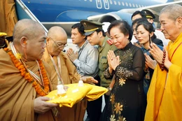 Loạt ảnh đặc biệt cung nghinh Xá lợi Phật từ Ấn Độ - Phần 2: Ngập tràn hạnh phúc tại sân bay Nội Bài