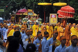 Gần 10 ngàn người cung tiễn kim quan cố HT.Thích Thanh Tứ về Hưng Yên