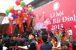 Du khách nháo nhác đi khai hội chùa Bái Đính