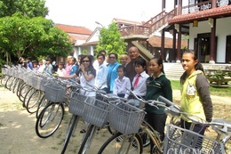 Đằng sau mặt báo