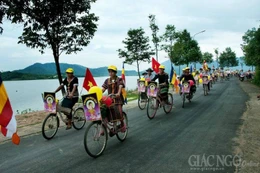 Phật tử và đồng bào dân tộc ở Tây Nguyên rước Phật