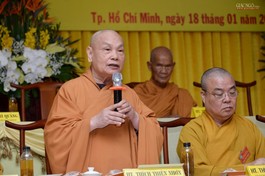 Hòa thượng Thích Thiện Nhơn lấy ý kiến đại biểu thông qua Nghị quyết kỳ 5 - khóa VIII gồm 19 điểm