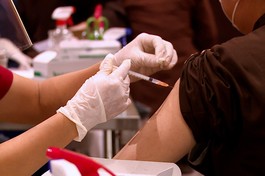 Tăng Ni sinh Học viện Phật giáo VN tại TP.HCM được tiêm vắc-xin theo quy định