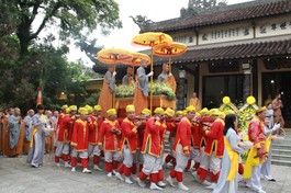 Di quan Ni trưởng Thịch nữ Chơn Hiền nhập tháp trong khuôn viên chùa Diệu Viên