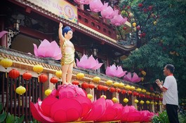 Không gian Đức Phật đản sinh bên bờ kênh Nhiêu Lộc