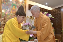 Đức Pháp chủ GHPGVN thăm hỏi sức khỏe Đức Trưởng lão Hòa thượng Thích Đức Nghiệp, Phó Pháp chủ kiêm Giám luật, Trưởng ban Giám luật Hội đồng Chứng minh, Trưởng môn phái tổ đình Vĩnh Nghiêm - Ảnh: Bảo Toàn/BGN