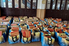 Quan Âm tu viện hỗ trợ hơn 100 phần quà đến những gia đình trong khu phong - Ảnh: QATV