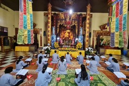 Câu lạc bộ Thanh thiếu niên Phật tử Quán Sứ tụng kinh cầu nguyện quốc thái dân an