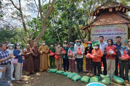 Đoàn từ thiện chùa Từ Tân trao quà đến người nghèo huyện Đắk R'Lấp tại chùa Phước Hoa