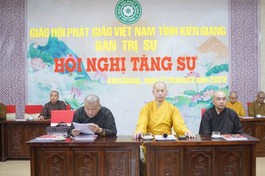 Chư tôn đức chủ tọa hội nghị
