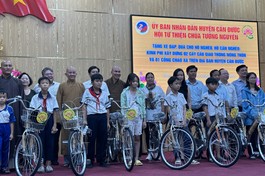 Hội Từ thiện chùa Tường Nguyên trao 100 chiếc xe đạp cho học sinh nghèo hiếu học