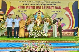 Đại diện các cơ quan tặng hoa chúc mừng Đại lễ Phật đản tại chùa Linh Sơn Vĩnh Nghiêm