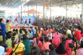 Các em nhỏ đồng bào tại xã Đắk Ngo vui Tết Trung thu