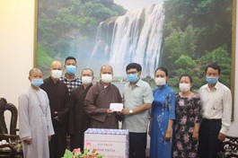 Ban Trị sự Phật giáo huyện Phú Vang trao số tiền 30 triệu đồng đến Ủy ban MTTQVN tỉnh ủng hộ cho khu cách ly