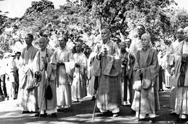 Chư vị Trưởng lão, Hòa thượng và Thượng tọa tại cố đô Huế đến Tòa Tỉnh trưởng Thừa Thiên phản đối lệnh triệt hạ cờ Phật giáo trong mùa Phật đản Phật lịch 2507 (1963) - Ảnh tư liệu