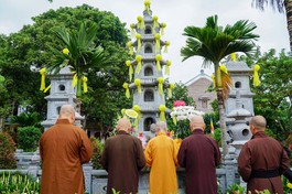 Trưởng lão Hòa thượng Thích Trí Quảng và chư tôn giáo phẩm Hội đồng Chứng minh dâng hương trước bảo tháp cố Đại lão Hòa thượng Thích Phổ Tuệ - Đức Đệ tam Pháp chủ GHPGVN