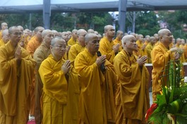 Hội đồng Điều hành, các giảng viên cùng Tăng Ni sinh viên cùng tu học chung trong Khóa huân tu do Học viện Phật giáo VN tại TP.HCM tổ chức trong mùa An cư kiết hạ - Ảnh: HV
